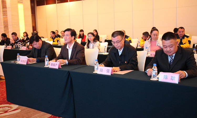Relevant leaders participate in the signing ceremony